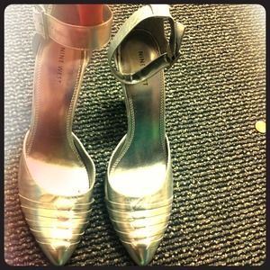 Worn once for a wedding.