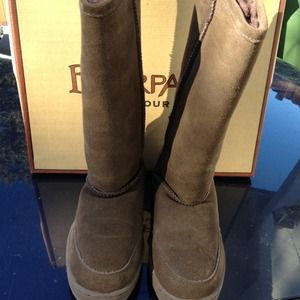 Bear paw boots new!!