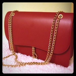 Beautiful chain handbag in rosé red color