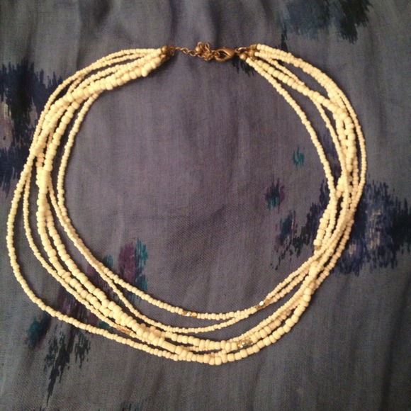 ❌❌SOLD❌❌💥White multistrand beaded necklace.