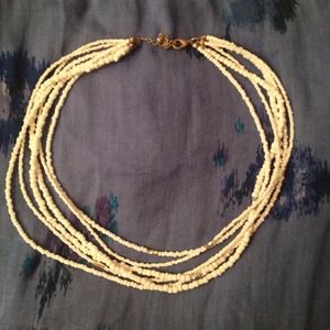 ❌❌SOLD❌❌💥White multistrand beaded necklace.