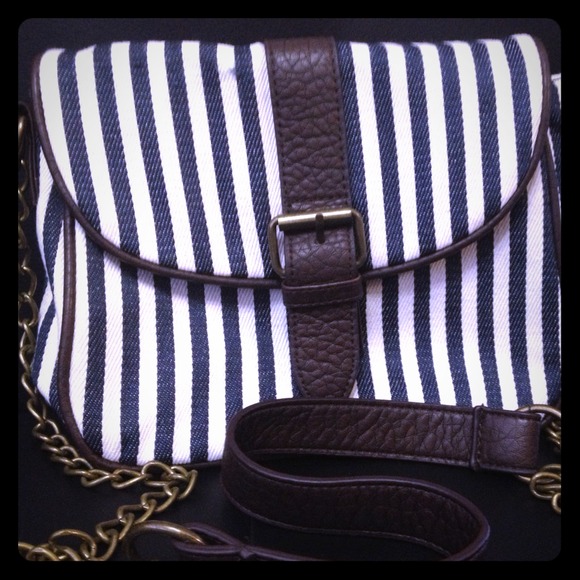 💢RESERVED💢Striped shoulder/cross body bag.