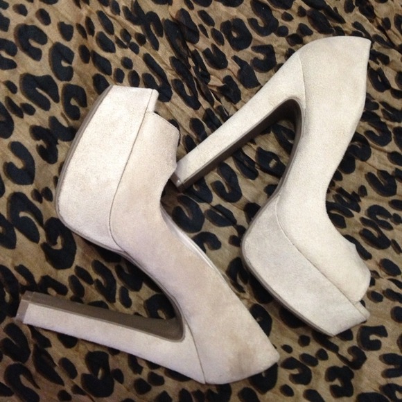 ✂REDUCED✂  Nine West Platform Pumps- Size 5