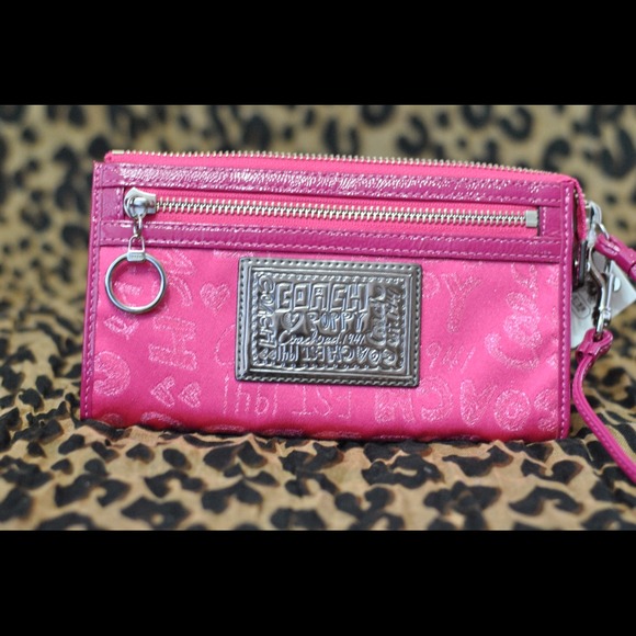 🎀 NEW Coach Clutch with Tag