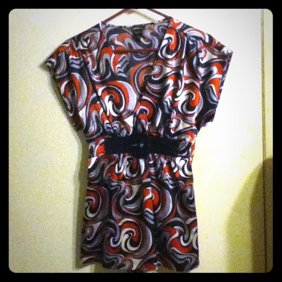 💢💢SOLD💢💢Red and Black swirly shirt