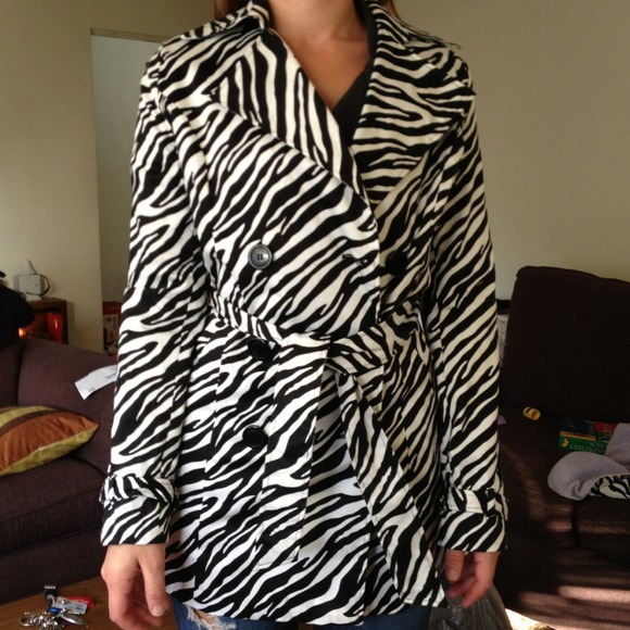 📌FINAL REDUCTION Vertigo Paris Zebra Trench Coat - Picture 3 of 3