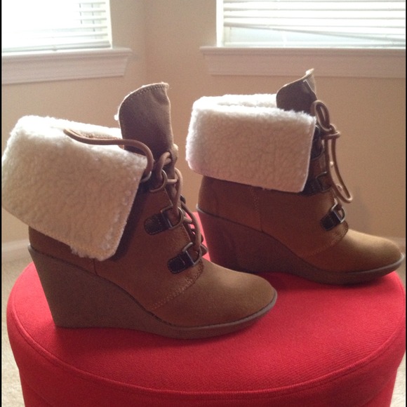 7 leather winter boots with fur on top.