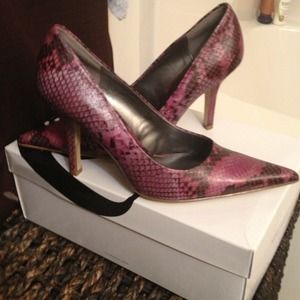 Pink& black snakeskin, Nine West Shoes. Size 7.