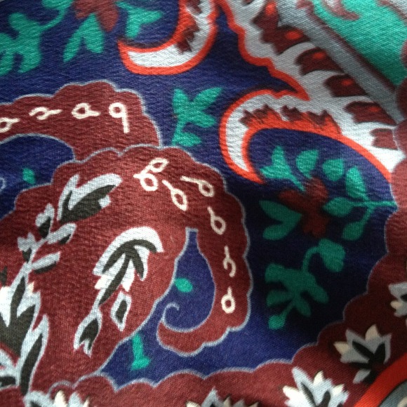 Pretty Paisley top. 100% silk. - Picture 2 of 3