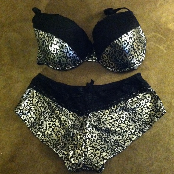 ❌reserved!!❌NWOT never worn black and silver bra