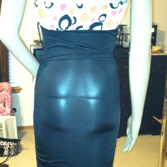 Strapless, form-fitting dress - Picture 2 of 4