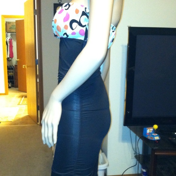 Strapless, form-fitting dress - Picture 3 of 4