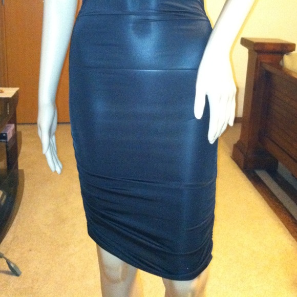 Strapless, form-fitting dress - Picture 4 of 4