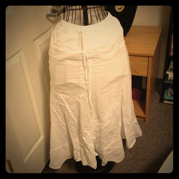 White skirt with flower applicae on it! - Picture 1 of 3