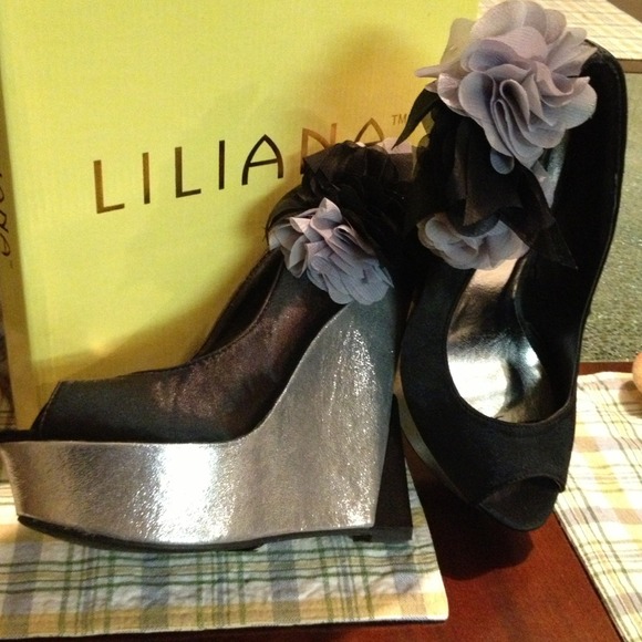 Liliana Silver/Blk Fabric blk/grey Flower Heel Sz7 - Picture 1 of 4