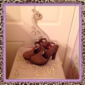 KORS Michael Kors Shoes - Kors Michael Kors Brown Leather Clog Heels KORS Michael Kors Shoes - Kors Michael Kors Brown Leather Clog Heels