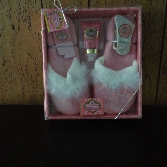 *SOLD* Slipper Set