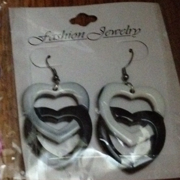 New Heart Shaped Earrings - Picture 1 of 1