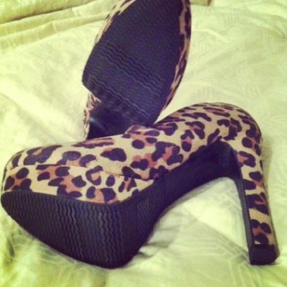 🔴SOLD🔴 Leopard pumps - Picture 2 of 2
