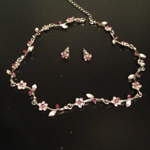 Pretty flower necklace w/ matching earrings