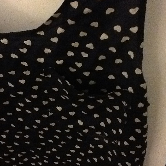 ✋SOLD--Heart patterned top - Picture 3 of 3