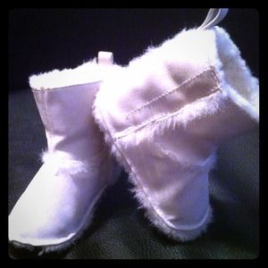 Traded Old Navy Newborn Fuzzy Boots 3-6 mo