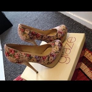 Floral nude pumps