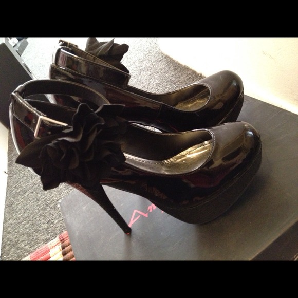 Black pumps!