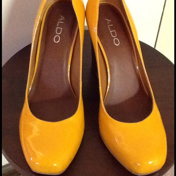 ♦REDUCED♦Bright Yellow Chunky Heel Pump