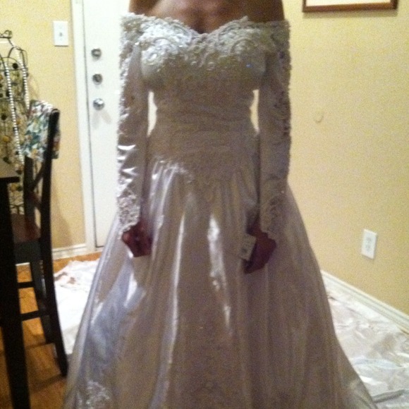 📌SOLD📌 in bundle...Beautiful wedding gown! - Picture 2 of 4