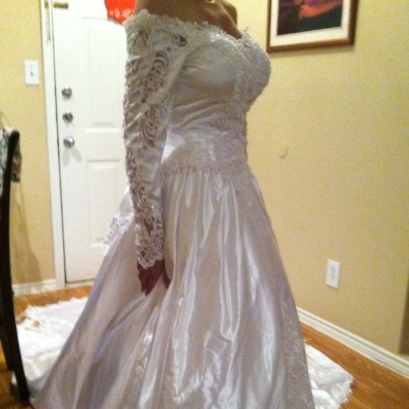 📌SOLD📌 in bundle...Beautiful wedding gown! - Picture 3 of 4
