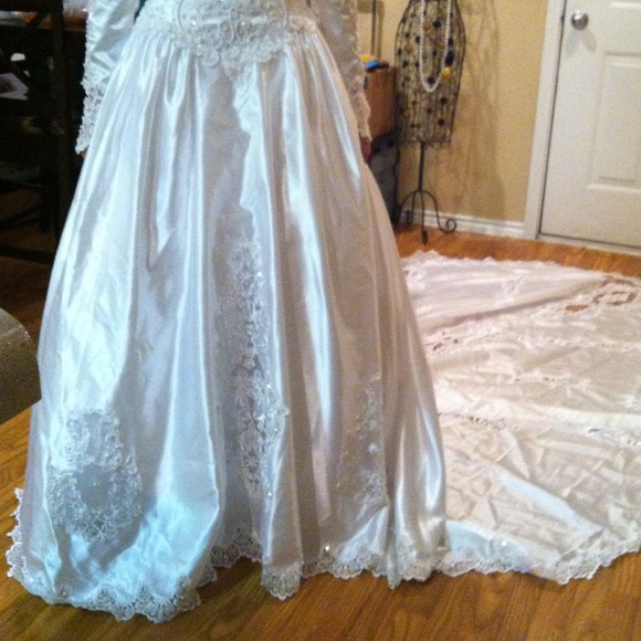 📌SOLD📌 in bundle...Beautiful wedding gown! - Picture 4 of 4