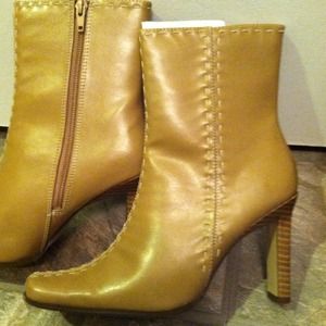 Reduced 💥💥Caramel colored NEW NEVER WORN boots