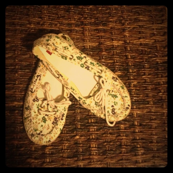 6.5 flowery flats! Brand new!