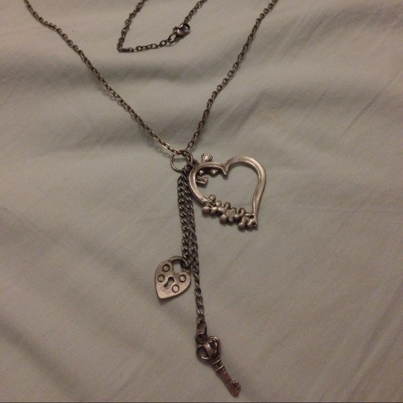 😀Dark silver like necklace😀