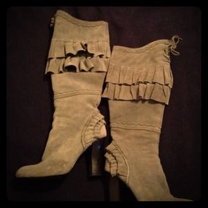 Grey ruffle boots.