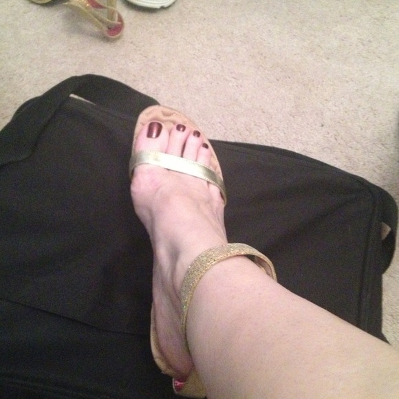 Gold heels size 9 - Picture 2 of 2