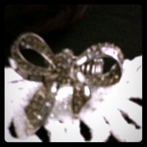 Silver bow bling ring