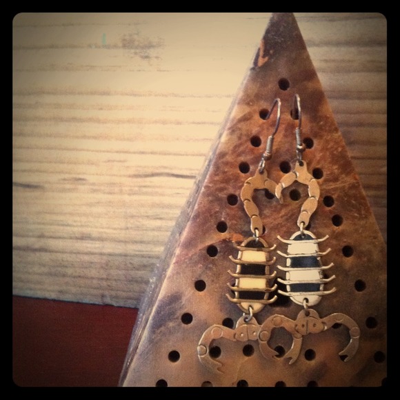 Jewelry - ❌BUNDLED❌Vintage Scorpion earrings😲