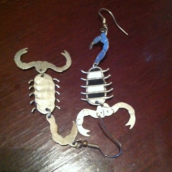 ❌BUNDLED❌Vintage Scorpion earrings😲 - Picture 2 of 2