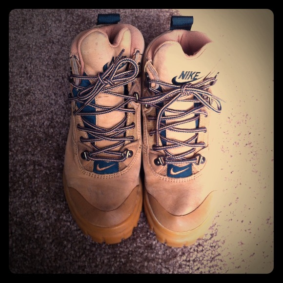 SOLD! Nike size 6 leather hiking shoes gently used