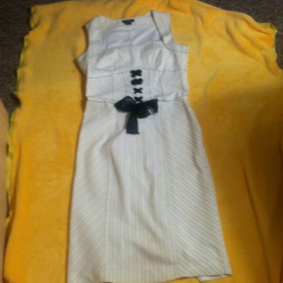 Beautiful corset dress - Picture 3 of 4