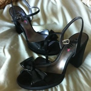 Black open toe shoes
