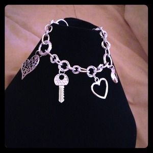 Traci Lynn Juicy silver bracelet