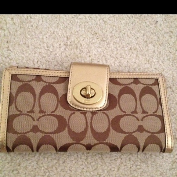 *****SOLD******Signature Coach Wallet