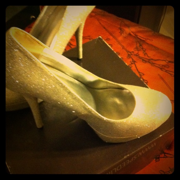 Silver sparkled pumps - Picture 1 of 3