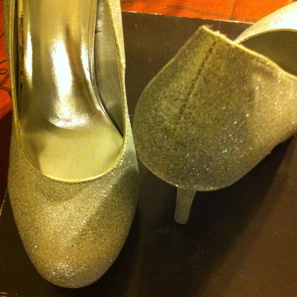 Silver sparkled pumps - Picture 2 of 3