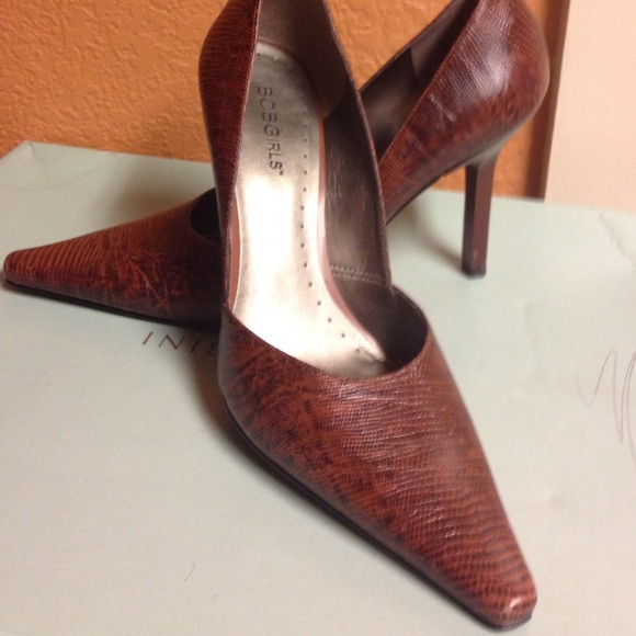 BCBG pumps