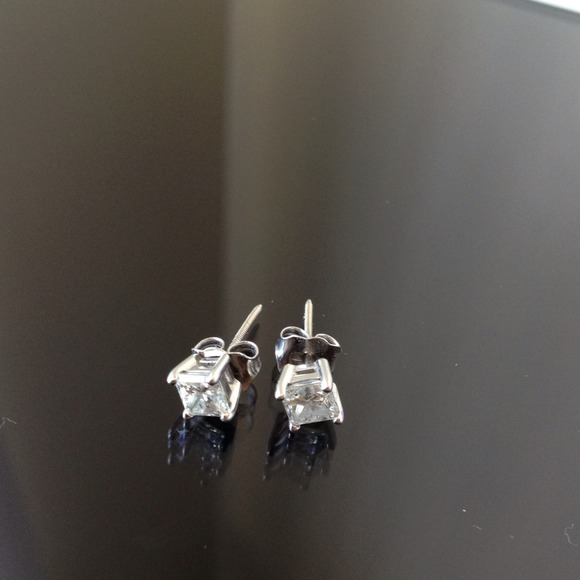 1.14 carat white gold princess cut diamond studs