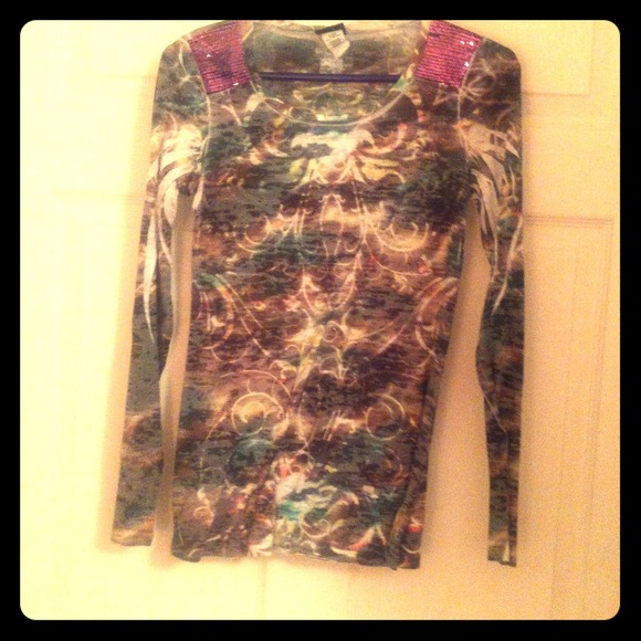 Buckle brand graphic shirt!